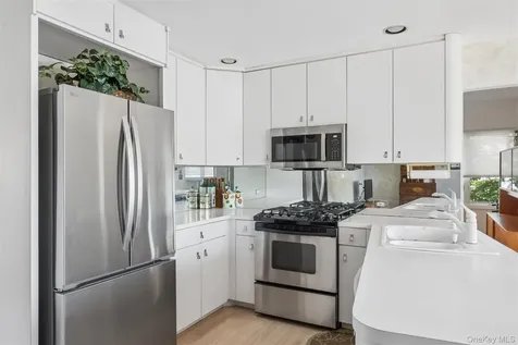 20 Melbourne Lane Old Bethpage NY 11804