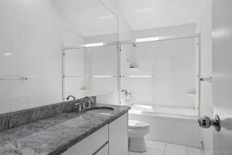 20 Melbourne Lane Old Bethpage NY 11804