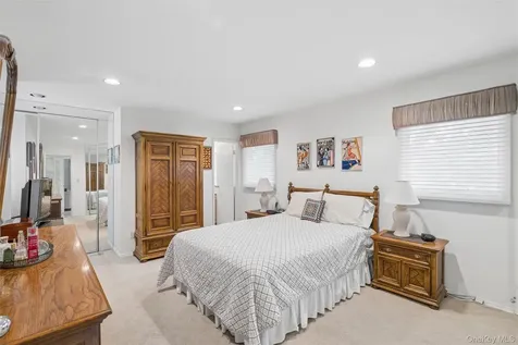 20 Melbourne Lane Old Bethpage NY 11804