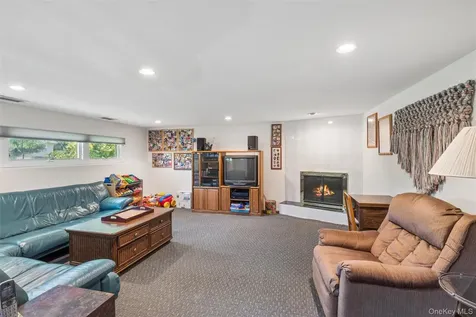 20 Melbourne Lane Old Bethpage NY 11804