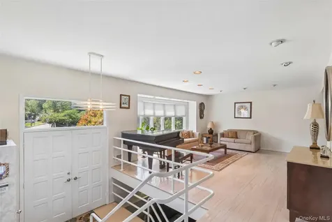 20 Melbourne Lane Old Bethpage NY 11804