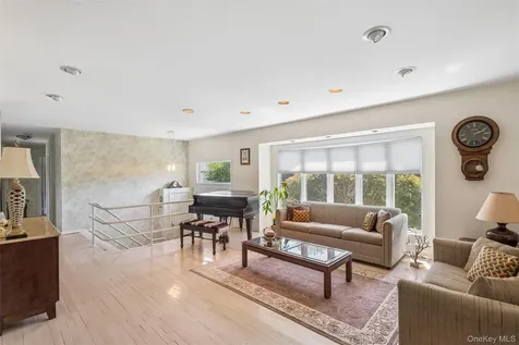 20 Melbourne Lane Old Bethpage NY 11804