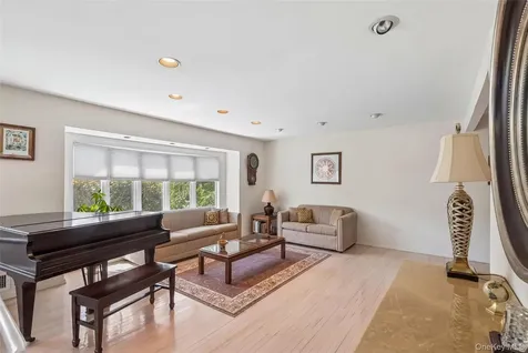20 Melbourne Lane Old Bethpage NY 11804