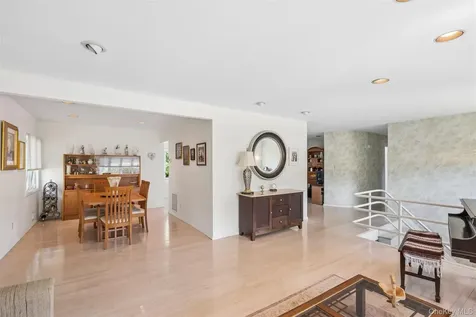 20 Melbourne Lane Old Bethpage NY 11804