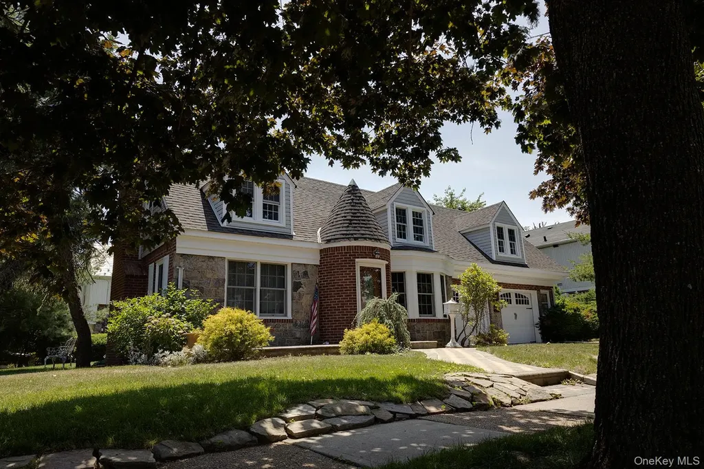 478 Carnation Avenue Floral Park NY 11001