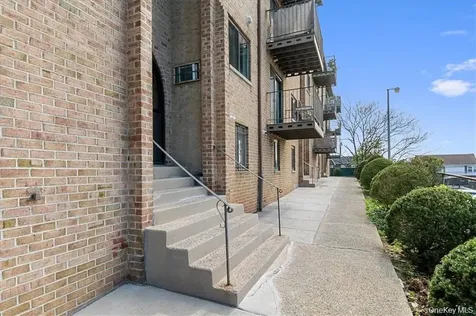 142 Trenchard Street Yonkers NY 10704