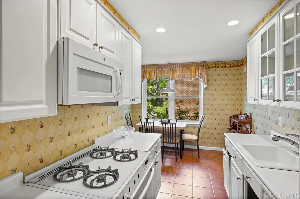360 Central Avenue Lawrence NY 11559