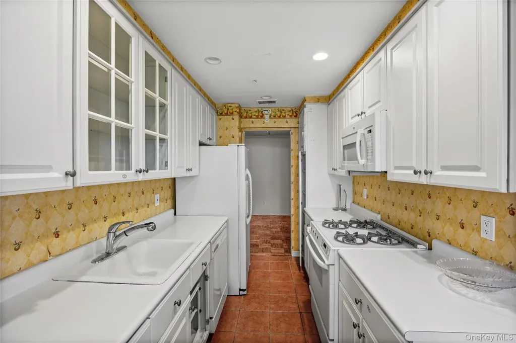 360 Central Avenue Lawrence NY 11559