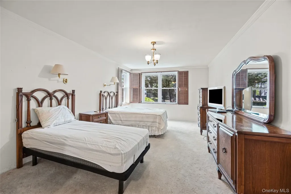 360 Central Avenue Lawrence NY 11559