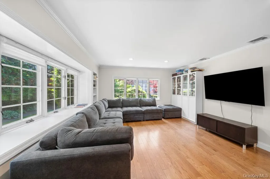 29 Waverly Place Lawrence NY 11559
