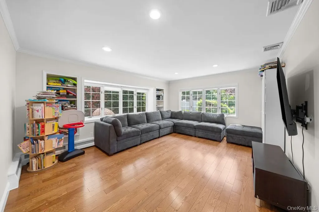 29 Waverly Place Lawrence NY 11559