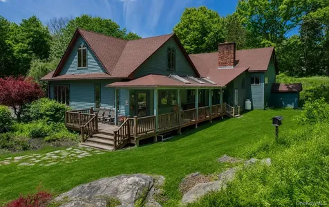 364 Clinton Hollow Salt Point NY 12578