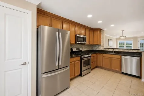 323 Waterside Close Peekskill NY 10566