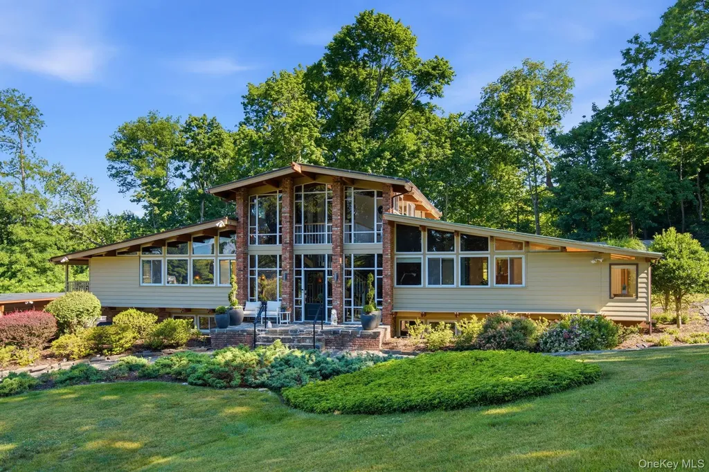 2 Fiddlers Green Drive Lloyd Harbor NY 11743
