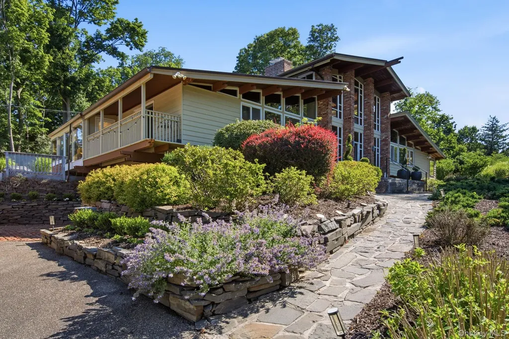 2 Fiddlers Green Drive Lloyd Harbor NY 11743