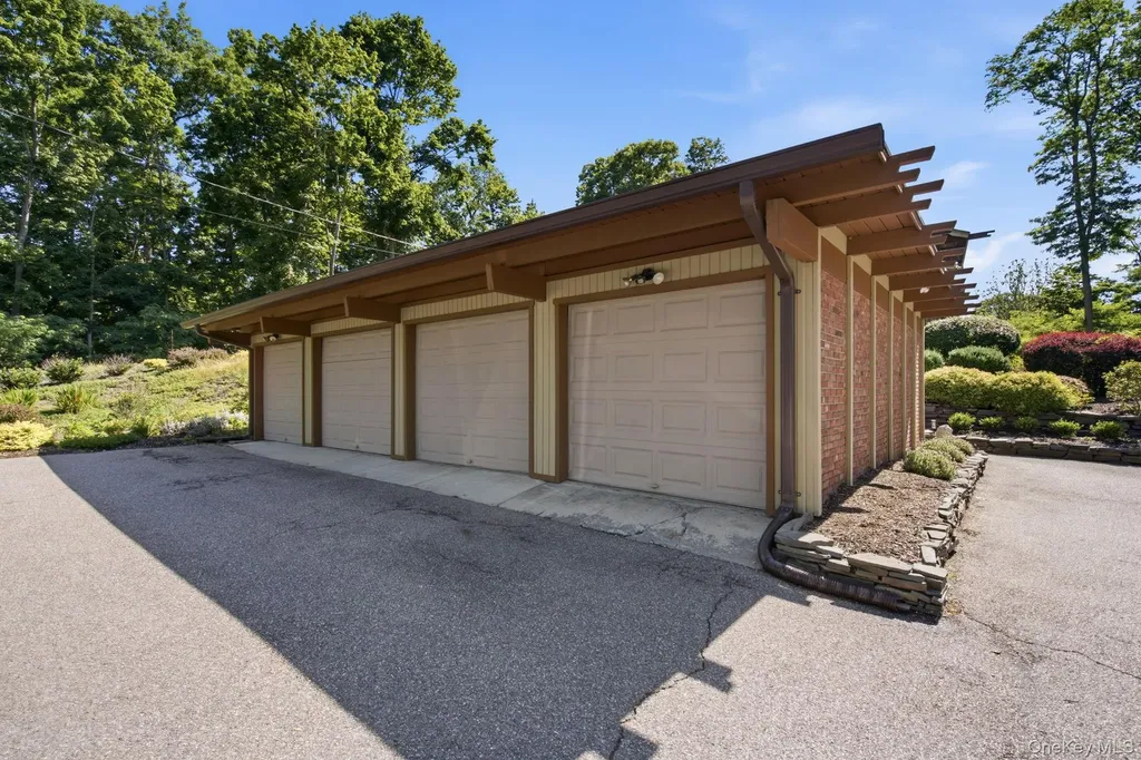 2 Fiddlers Green Drive Lloyd Harbor NY 11743