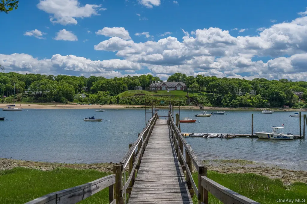 2 Fiddlers Green Drive Lloyd Harbor NY 11743