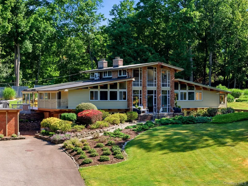 2 Fiddlers Green Drive Lloyd Harbor NY 11743