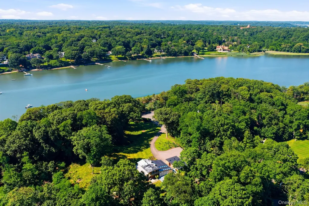 2 Fiddlers Green Drive Lloyd Harbor NY 11743