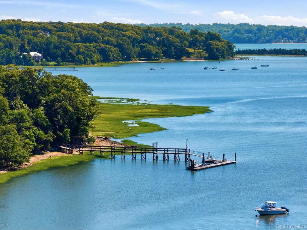 2 Fiddlers Green Drive Lloyd Harbor NY 11743