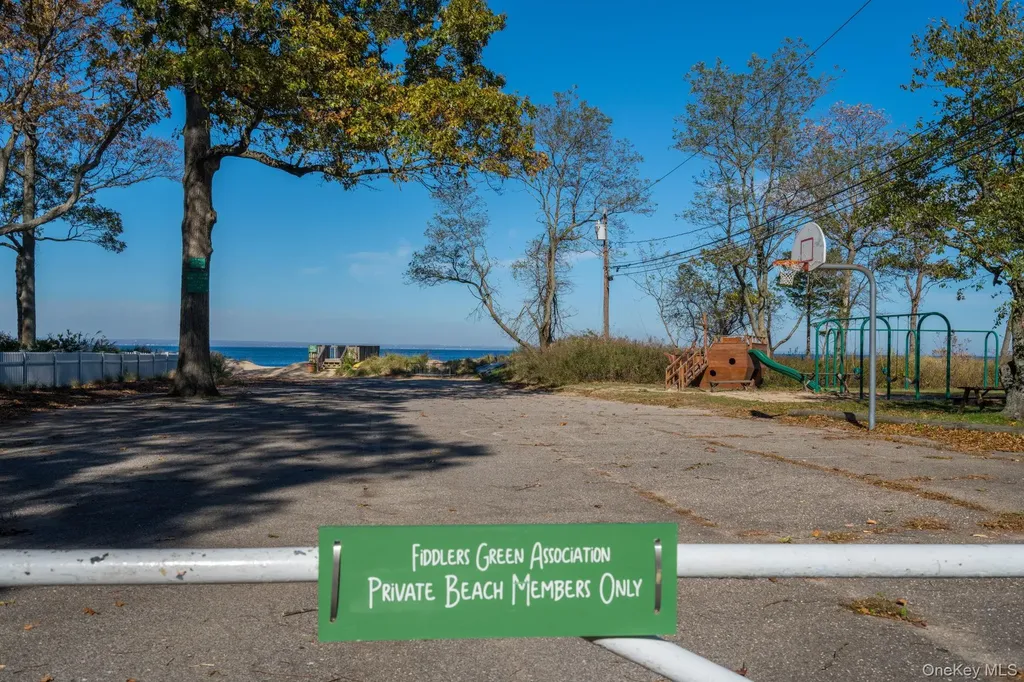 2 Fiddlers Green Drive Lloyd Harbor NY 11743