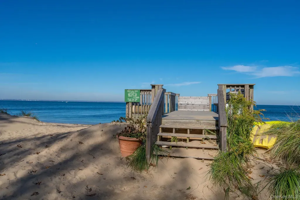 2 Fiddlers Green Drive Lloyd Harbor NY 11743