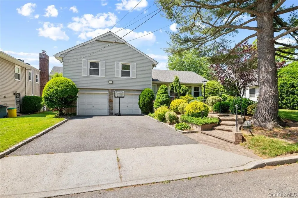 842 Fiske Street Woodmere NY 11598