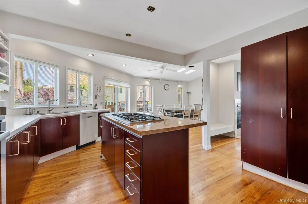 842 Fiske Street Woodmere NY 11598