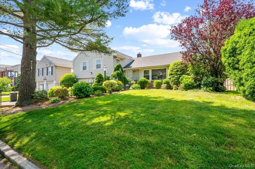 842 Fiske Street Woodmere NY 11598