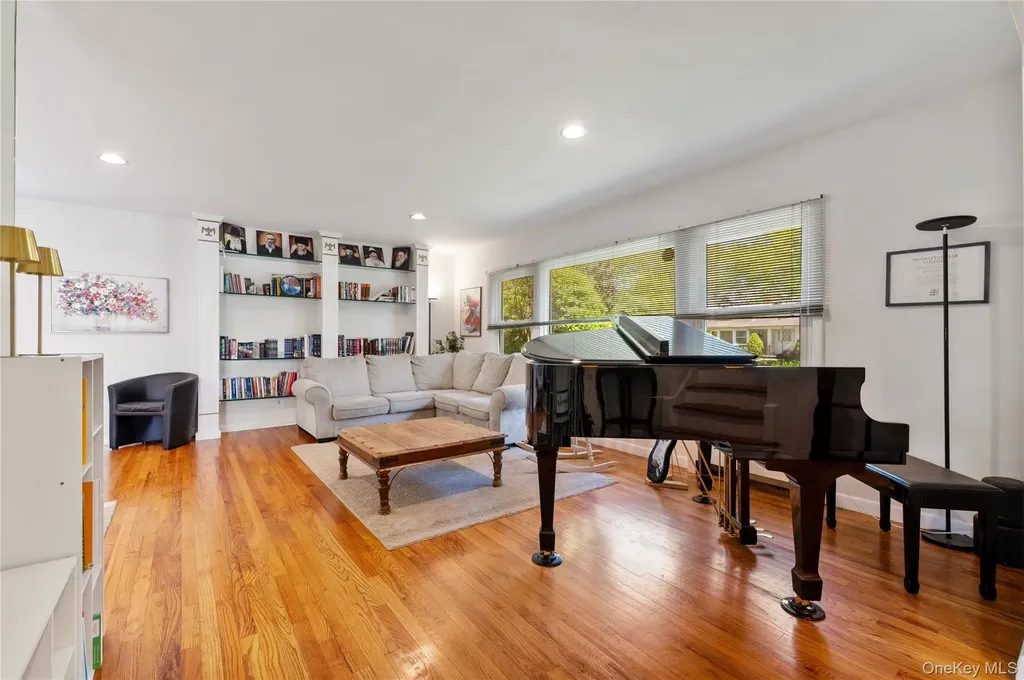 842 Fiske Street Woodmere NY 11598