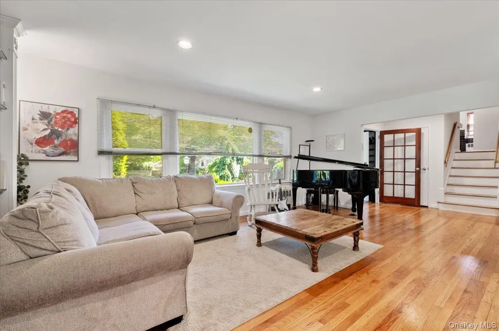 842 Fiske Street Woodmere NY 11598