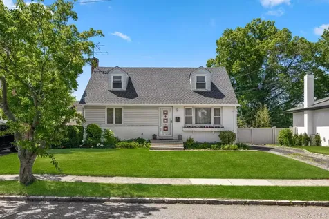 103 Nassau Drive Albertson NY 11507