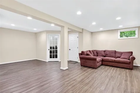 16 Cherrywood Lane Port Washington NY 11050