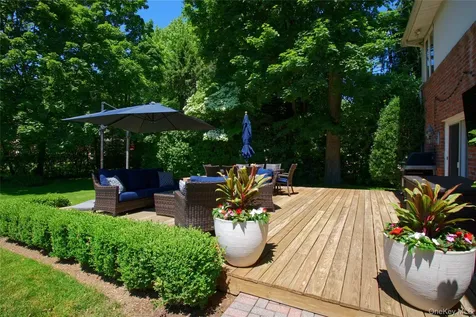 16 Cherrywood Lane Port Washington NY 11050