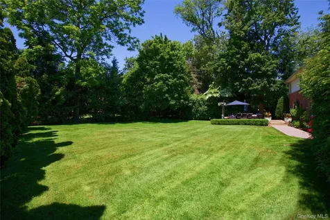 16 Cherrywood Lane Port Washington NY 11050
