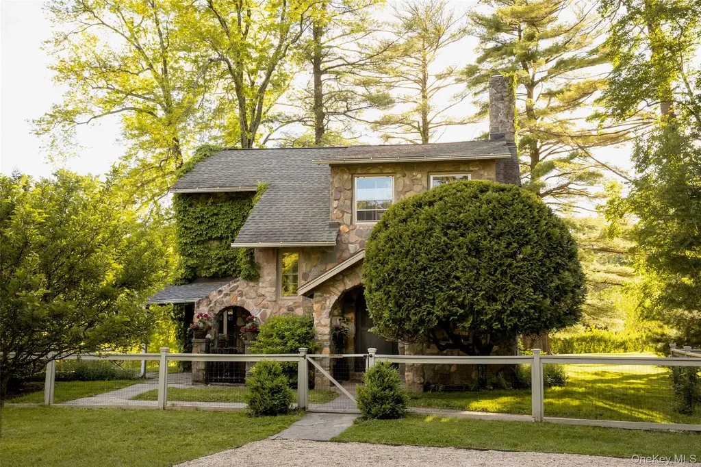 21-23 Library Lane Woodstock NY 12498