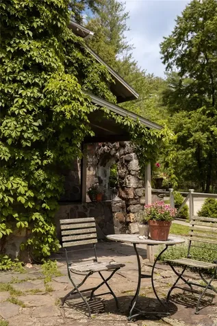 21-23 Library Lane Woodstock NY 12498