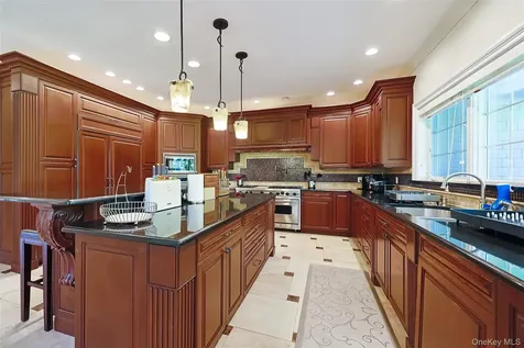 78 Swan Court East Hills NY 11576