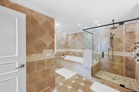 78 Swan Court East Hills NY 11576