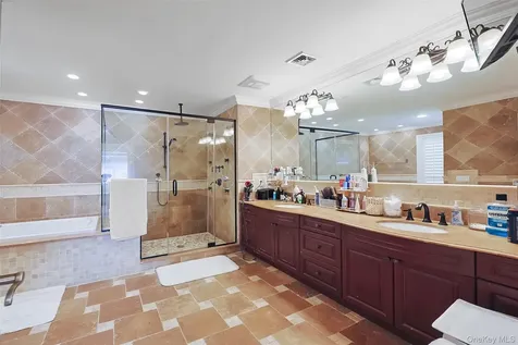 78 Swan Court East Hills NY 11576