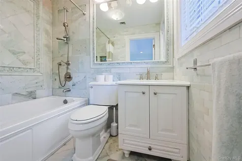 78 Swan Court East Hills NY 11576