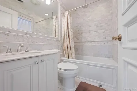 78 Swan Court East Hills NY 11576