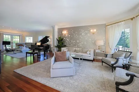 78 Swan Court East Hills NY 11576