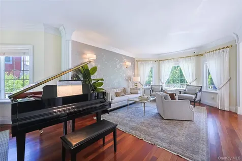 78 Swan Court East Hills NY 11576