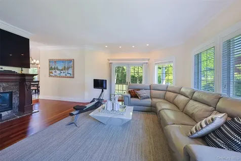 78 Swan Court East Hills NY 11576