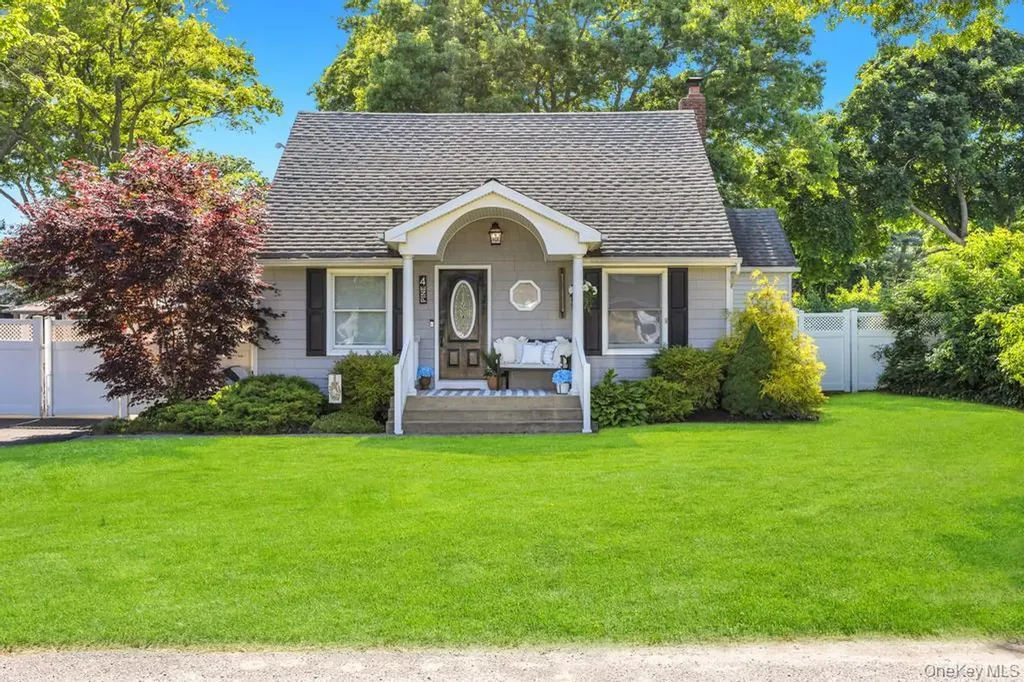 4 Pine Street Holtsville NY 11742