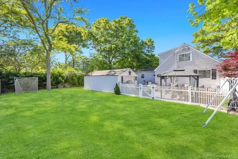 4 Pine Street Holtsville NY 11742