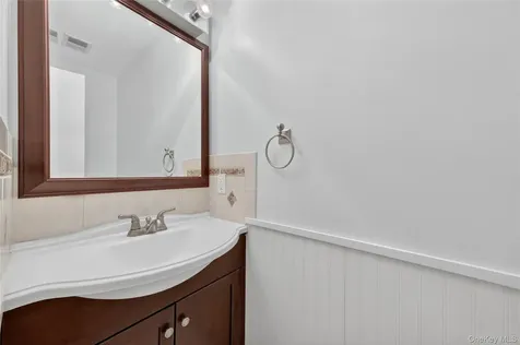 10 Squires Gate Poughkeepsie NY 12603