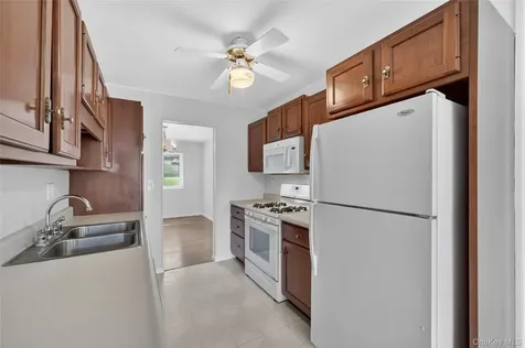 10 Squires Gate Poughkeepsie NY 12603