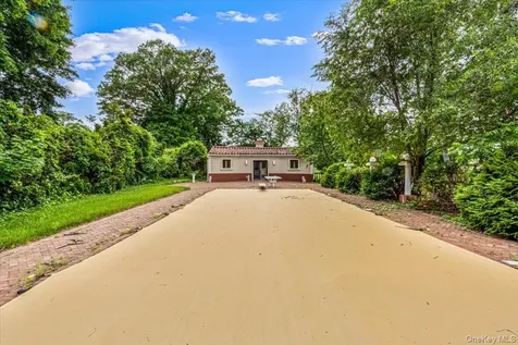 952 Cedar Swamp Old Brookville NY 11545